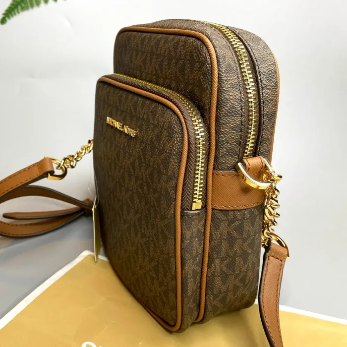 Chi tiết Túi Đeo Chéo Michael Kors Jet Set Travel BROWN 35F1GTVC2B-thich-hang-ngoai