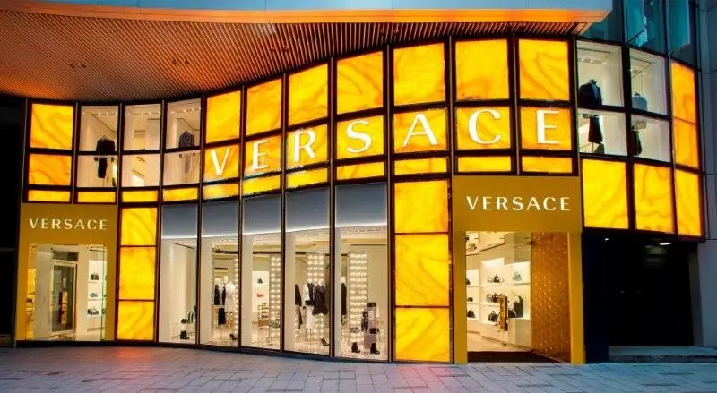 store Versace-thich-hang-ngoai